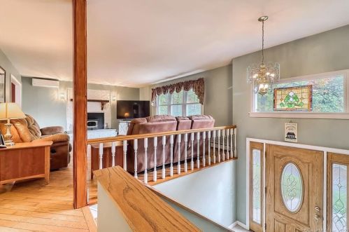 5 Bauer Rd, Danbury, CT 06812-2724