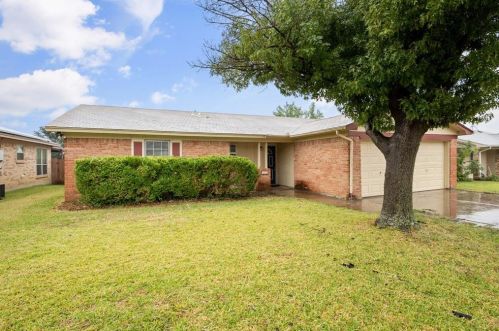 6436 Ridglea Dr, Fort Worth TX  76148-1427 exterior