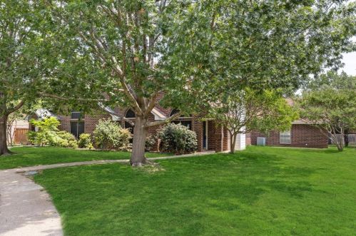 405 Crowe Dr, Euless TX  76040-4159 exterior