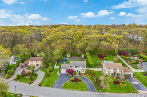 74 Stonehurst Ln, Huntington Station NY 11746-7935 exterior