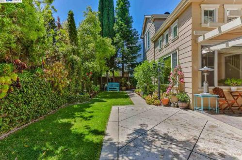 330 Langton Ct, San Ramon CA  94582-4692 exterior