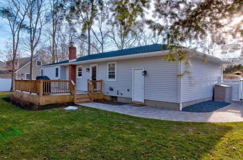 95 Parkside Ave, Miller Place NY  11764-3121 exterior