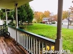 19 Layton Ln, South Setauket, NY 11720-3659