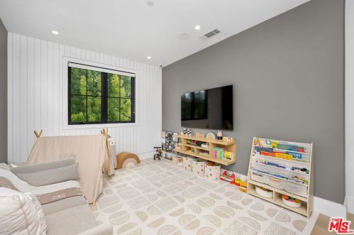 4910 Texhoma Ave, Van Nuys CA  91316-3740 exterior