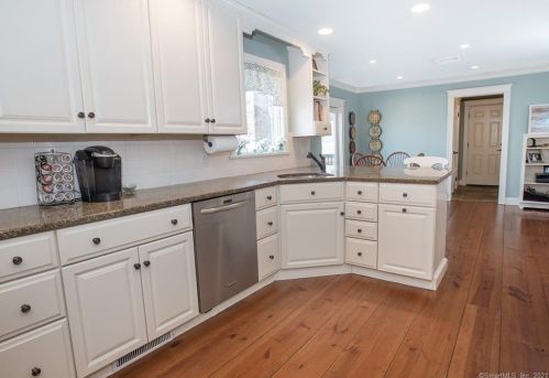 28 Caudatowa Dr, Ridgefield CT  06877-2309 exterior