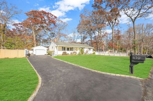 179 Hampton Ave, Manor Park, NY 11950-4001