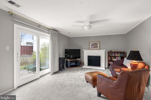 6010 Rdg Frd Dr, Springfield VA 22015-3651 exterior