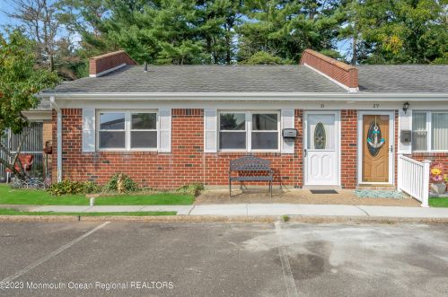 31 River Edge Dr, Bricktown, NJ 08724-1338