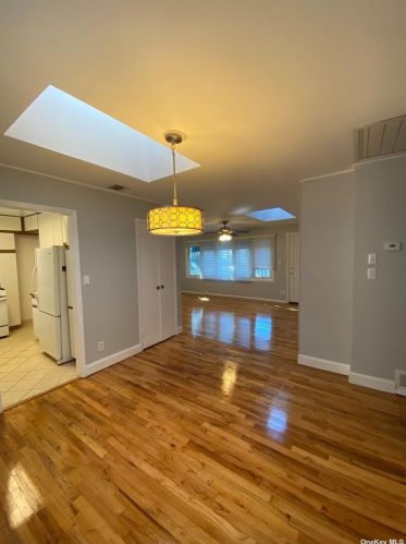 288 Manetto Hill Rd, Hicksville, NY 11803-1315