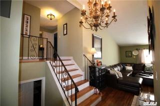 6 Ann Ct, Freeport, NY 11520-5701