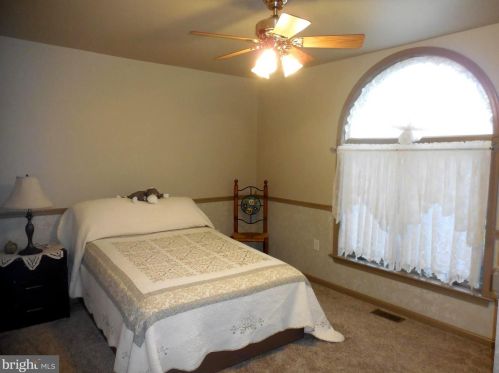 1114 Hunters Chase Ln, Lebanon PA  17046-1575 exterior