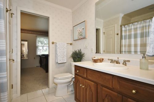 1005 Lakemont Dr, Bridgeville PA  15017-1262 exterior