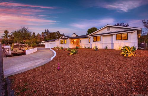 982 Salem St, Vista, CA 92084-7406