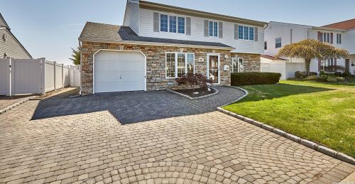 4007 Darby Ln, Seaford, NY 11783-3607