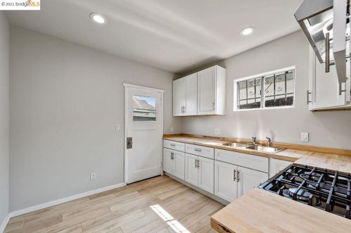 319 Foothill Blvd, Oakland CA  94606-2322 exterior