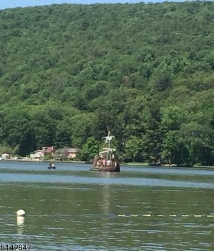 112 Pinecliff Lake Dr, West Milford Lakes NJ  07480-1378 exterior