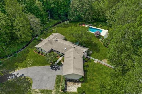 198 Bayberry Rd, New Canaan, CT 06840-3903