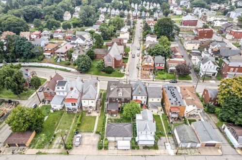 1025 Chartiers Ave, Pittsburgh PA  15220-4852 exterior