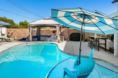 21051 Kingscrest Dr, Santa Clarita CA  91350-1990 exterior
