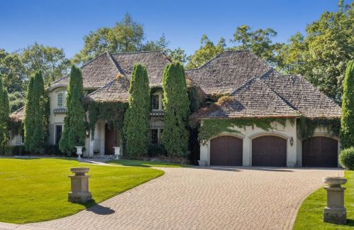 5012 Oak Bend Ln, Minneapolis, MN 55436-1167