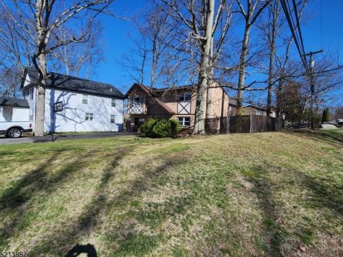 301 Durban Ave, Hopatcong, NJ 07843-1214