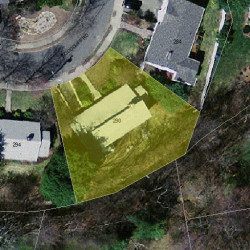 290 Woodcliff Rd, Newton MA  02461-2128 aerial view