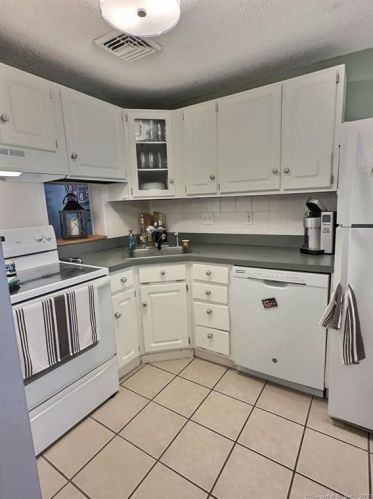 7 Rising Trail Ct, Middletown, CT 06457-1675