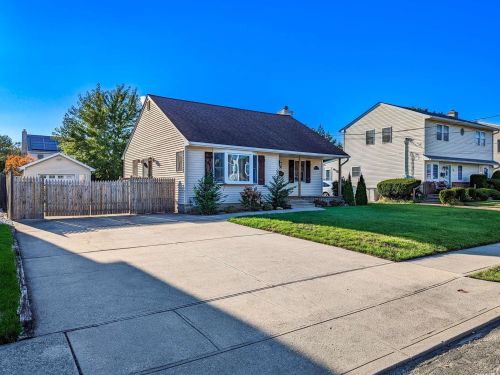 30 Herman Ave, Babylon, NY 11703-3406