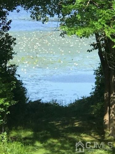 10 Lakeview Dr, Helmetta NJ  08828-1166 exterior