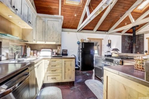 725 Stanford Ave, South Lake Tahoe CA  96150-2417 exterior