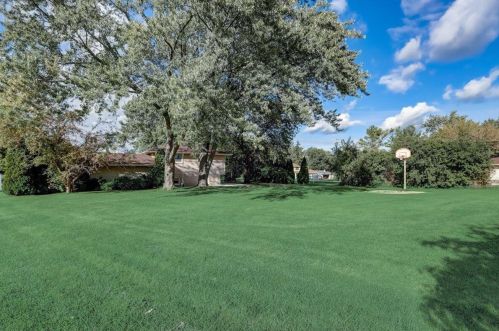 6118 Twin Oak Dr, Greendale WI  53129-2662 exterior