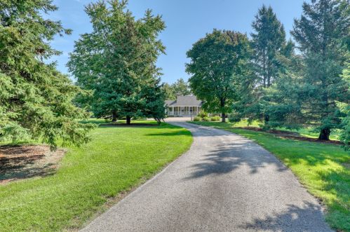 35223 Sunset Dr, Oconomowoc, WI 53066-9277