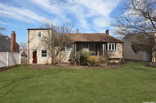 2500 Florin Ct, North Bellmore, NY 11710-4802
