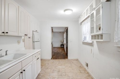 812 Larkfield Rd, Elwood NY  11731-6503 exterior