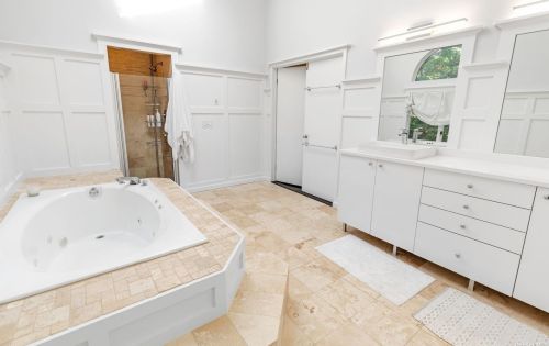 4 Honeysuckle Ln, East Quogue NY  11942-3624 exterior