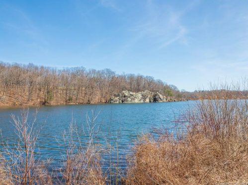 283 Mamanasco Rd, Ridgefield CT  06877-2425 exterior