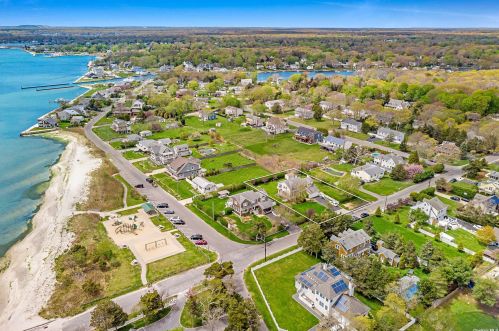 200 Belleview Ave, Center Moriches, NY 11934-3729
