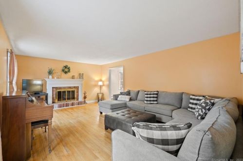 11 Palmer Dr, Gales Ferry CT  06335-1530 exterior