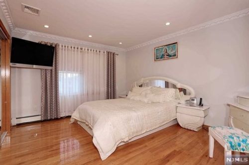 19 Elmhurst St, Elmwood Park NJ  07407-1320 exterior