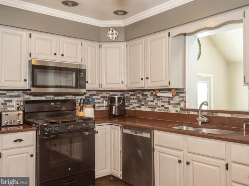 1005 Shadowstone Dr, Lancaster, PA 17603-9756