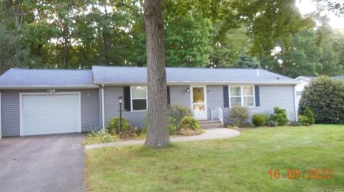 26 Hillcrest Dr, Uncasville, CT 06382-2060