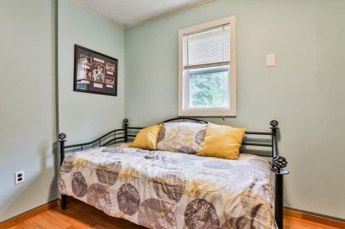 2 Harvest Dr, Derry NH  03038-4872 exterior