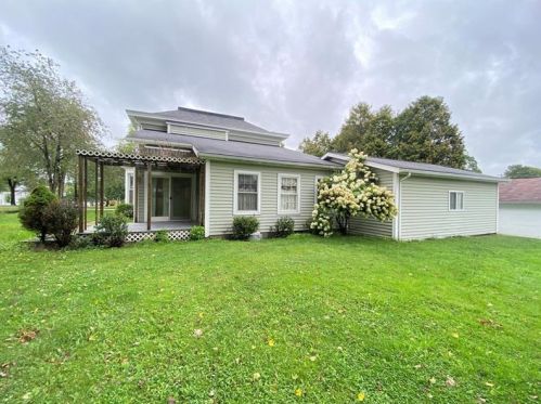 58 1st St, Fredonia, PA 16124-3002