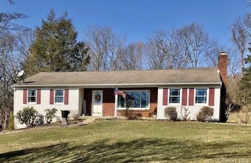 43 Stowe Dr, Poughquag, NY 12570-4928