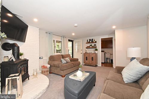 17 Glenview Dr, Riverton NJ  08077-2135 exterior