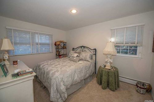 7 Ryder Ct, Huntington Station NY 11746-6142 exterior