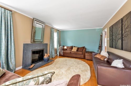 90 Plymouth Rd, East Rockaway, NY 11518-1332