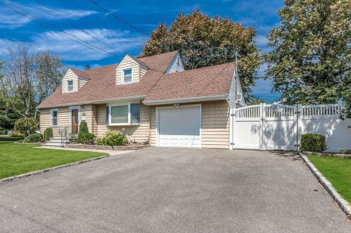 2541 Aster Pl, Westbury, NY 11590-5601