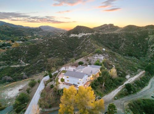 26945 Brooken Ave, Santa Clarita CA  91387-3904 exterior
