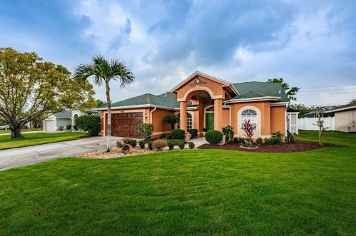 1083 Northridge Dr, Palm Harbor, FL 34683-2720